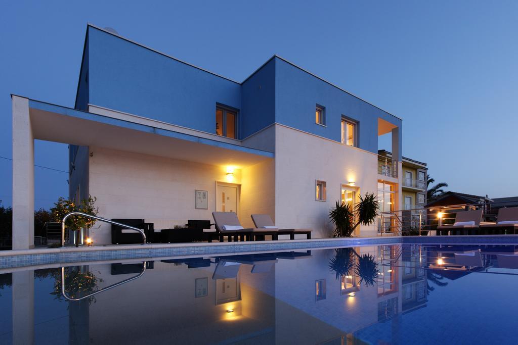 Villa Mermaid Your Croatian Haven With Luxury Pool And Scenic Views Podstrana Rom bilde